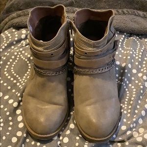 SO Celery woman’s ankle boots